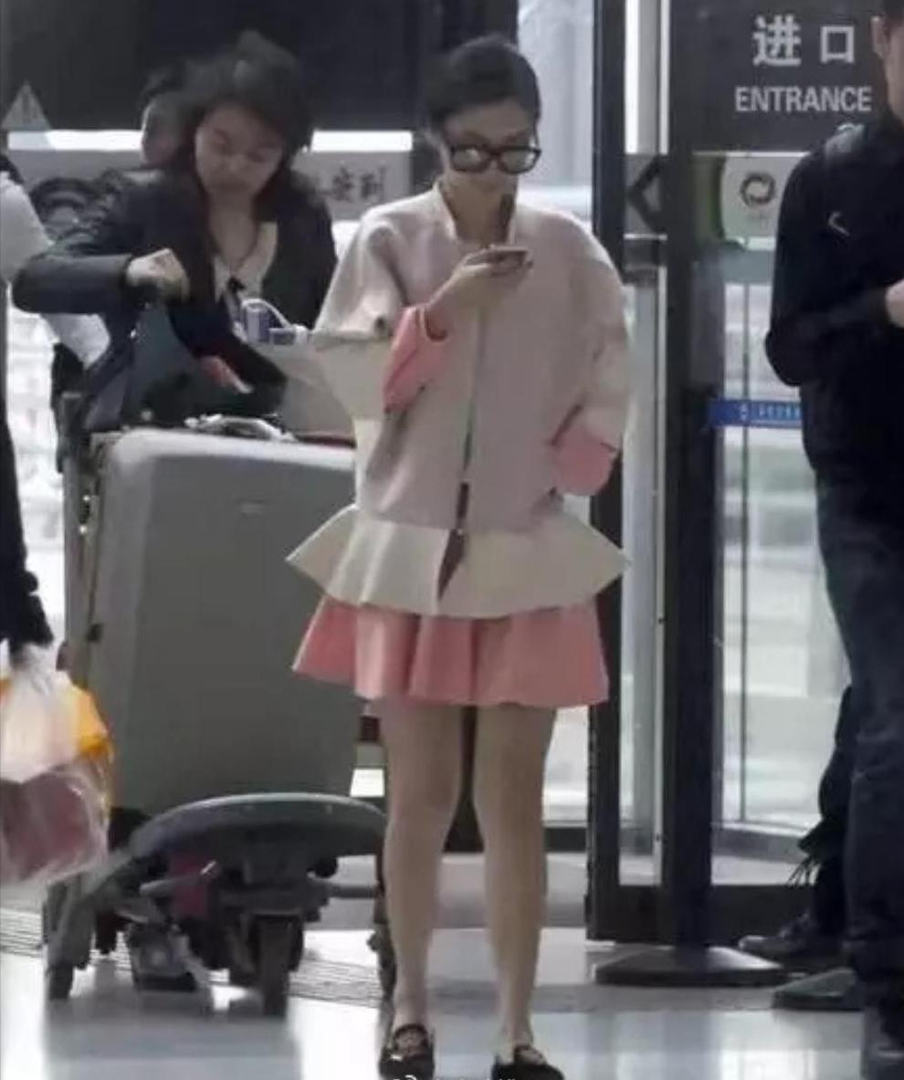 垫屁垫，烤瓷牙，戴美瞳：这些女明星的修修补补，看得人眼花缭乱