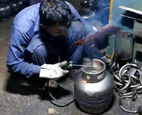 银川煤气罐爆炸事件老板,银川烧烤店煤气罐爆炸原视频