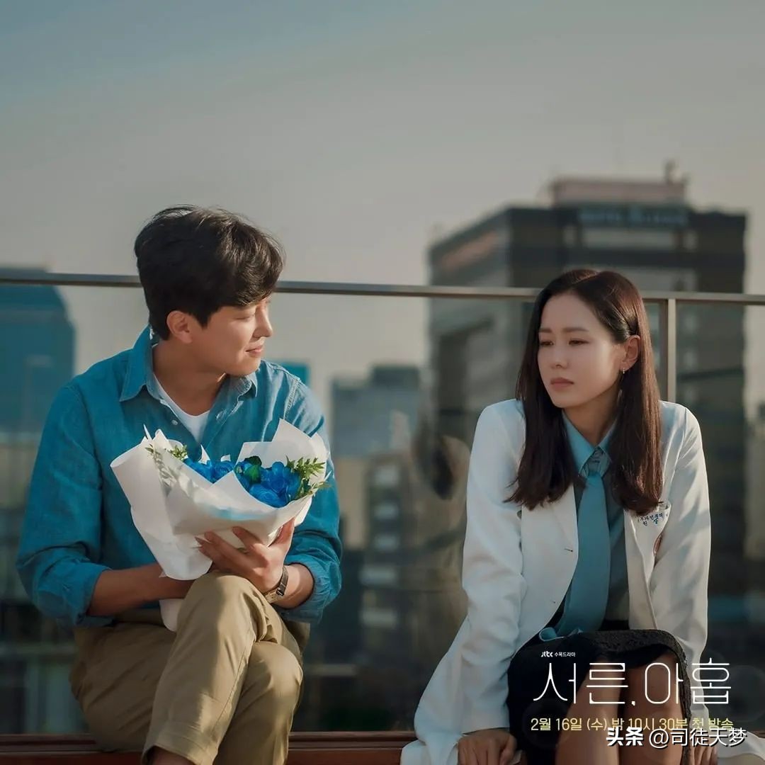 41岁女神“嫁给初恋”，比老公颜值更高的是她的衣品照着穿美绝了