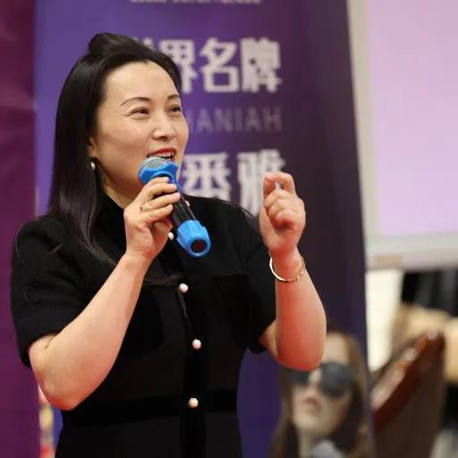 西番雅皮草发布新品会暨与淘宝全球购加拿大直播基地合作启动仪式