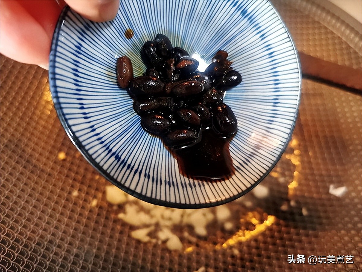 茄子这样做出来口感味道都很棒 (下饭软糯茄子)