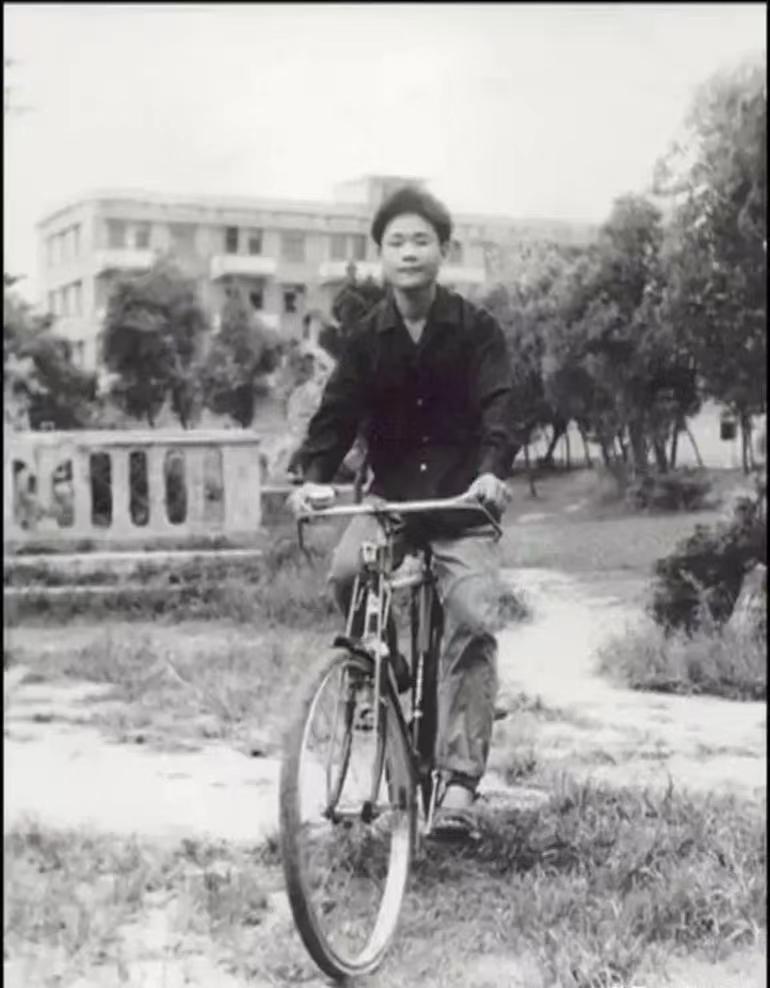 台州富豪李书福的第一桶金：19岁借父母120块钱创业，靠照相挣2千