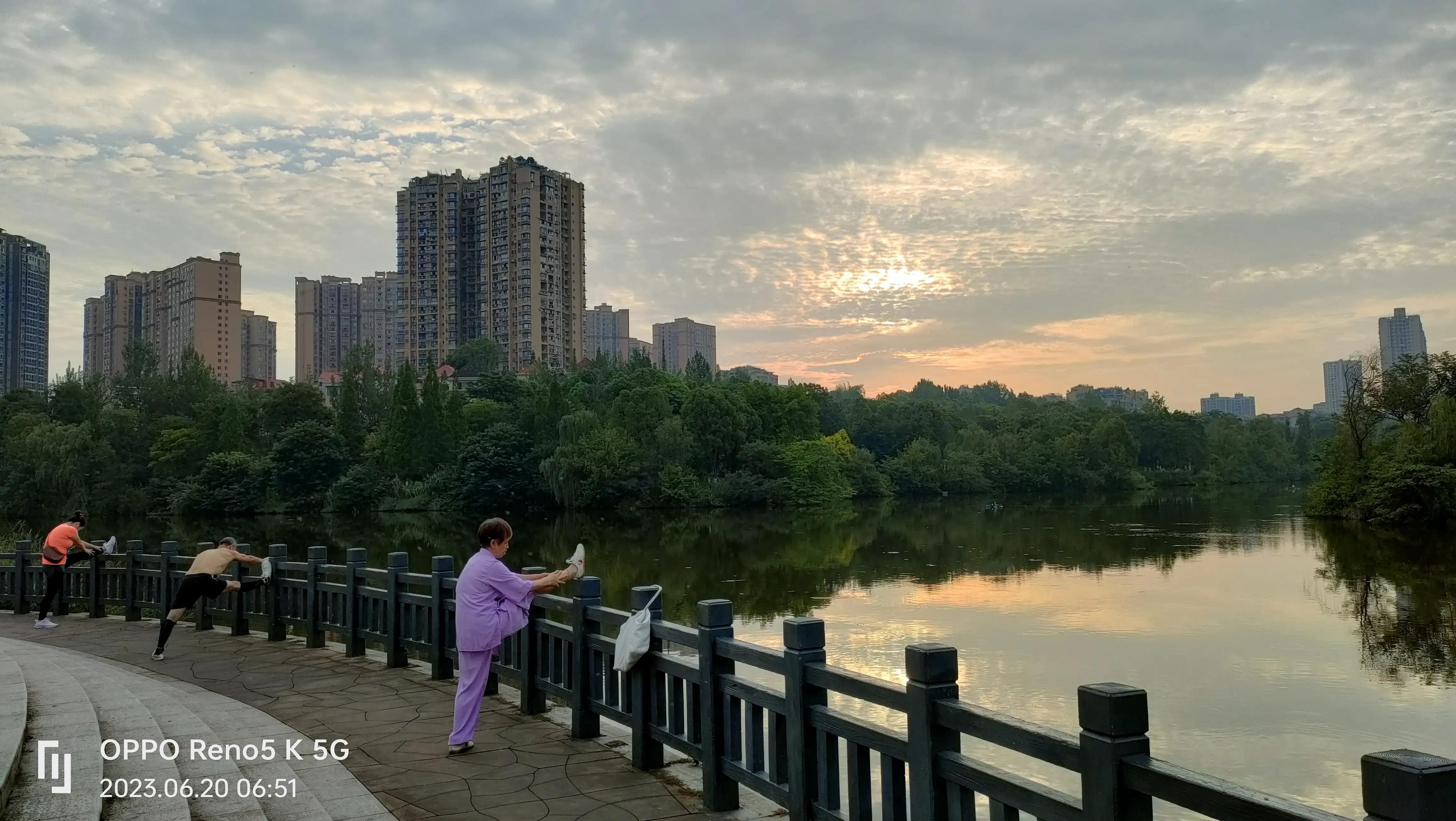南湖公园湖畔美景,蓝天白云青山绿地天然氧吧