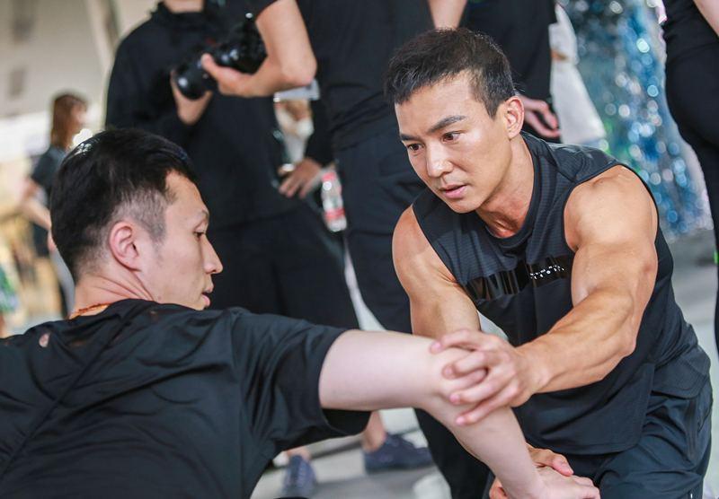 刘畊宏毽子操早练好还是晚上练好,刘畊宏毽子操要跳多少遍才有用