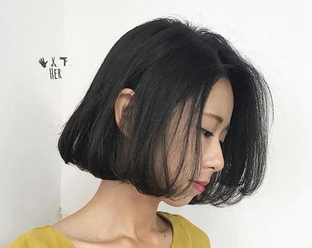 中年圆脸妇女短发最佳发型,中年短发大圆脸烫什么发型