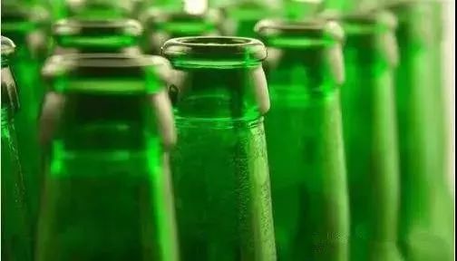 啤酒瓶做帝王绿翡翠,高人拿啤酒瓶做翡翠