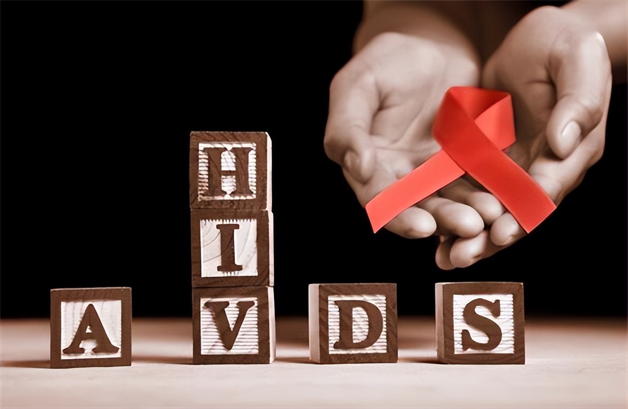 60岁，他大概是中国存活最久的艾滋病人，带着自己遗像活了十几年