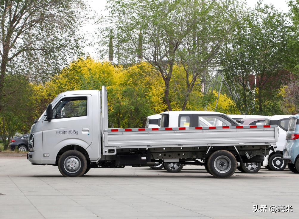 五菱新卡2.0和龙卡发动机一样吗,五菱龙卡有3米6的吗