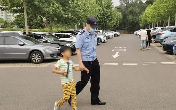 小孩子跟父母走丢如何正确应对,孩子出门和父母走散