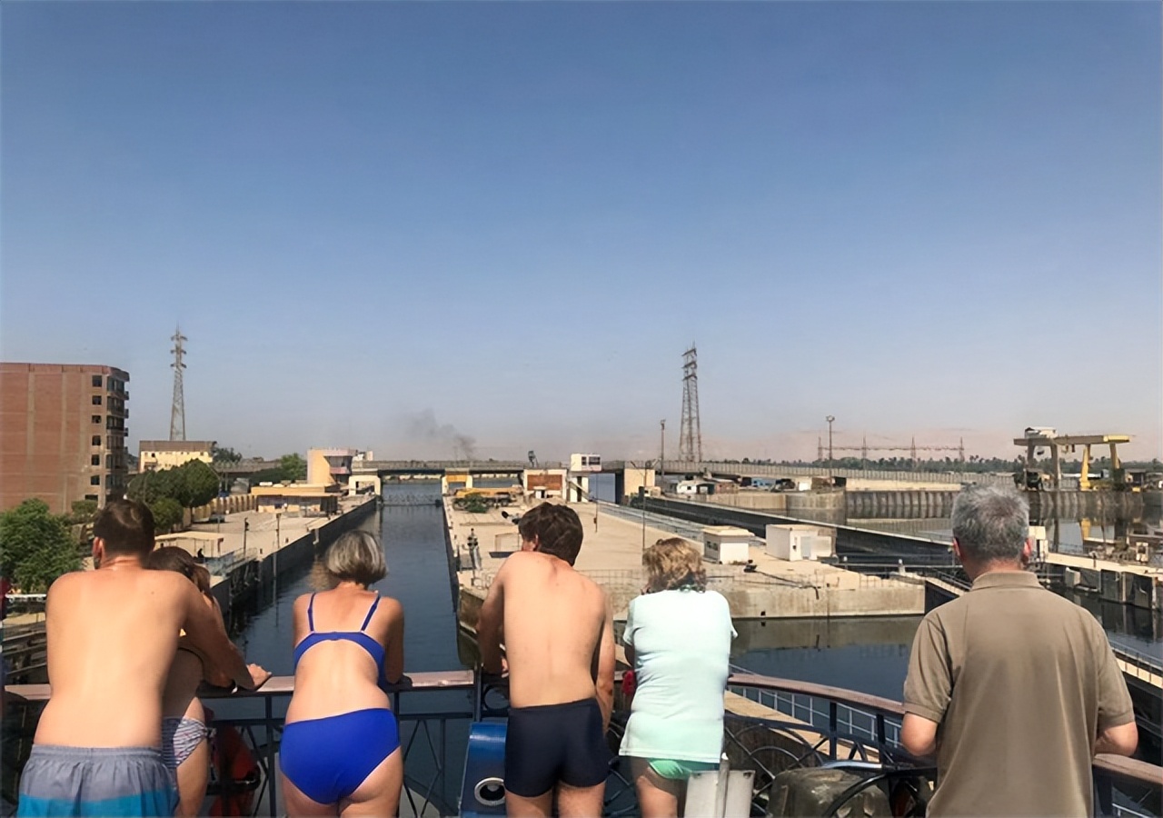 一晚赚上万，戛纳电影节钱色交易，成欧洲“高级陪客”赚钱天堂