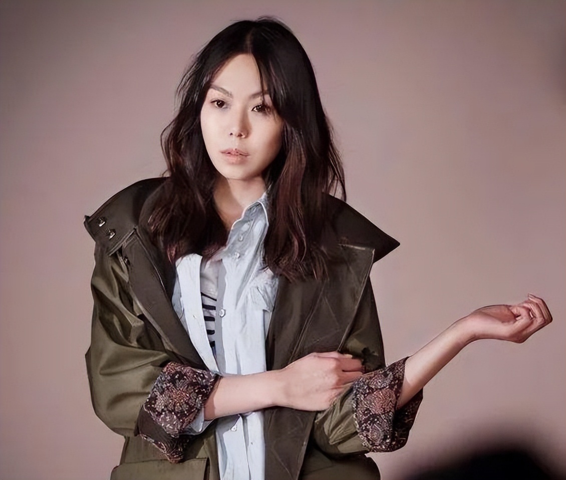 她是所有韩国男人的女神，却甘愿当小三嫁57岁导演，败尽多年名声