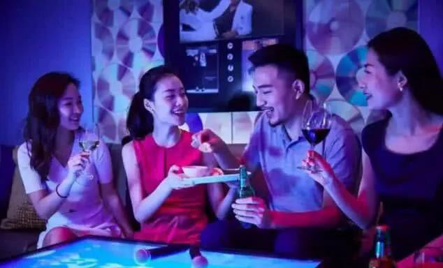 爱情到最后不过是一地鸡毛,我们的爱情只维持在电梯口