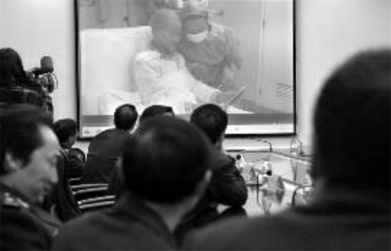 2015年43岁母亲将子宫移植给女儿,26岁女儿移植子宫生二胎