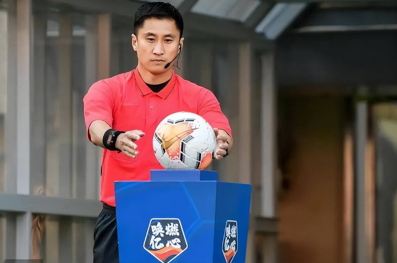 璇″紓瓒冲潧,榛勫仴缈斿瓒崇悆鎻愬嚭涓変釜闂