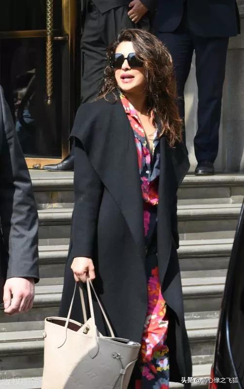 朴雅卡乔普拉格纹裙 (朴雅卡乔普拉图时装照)