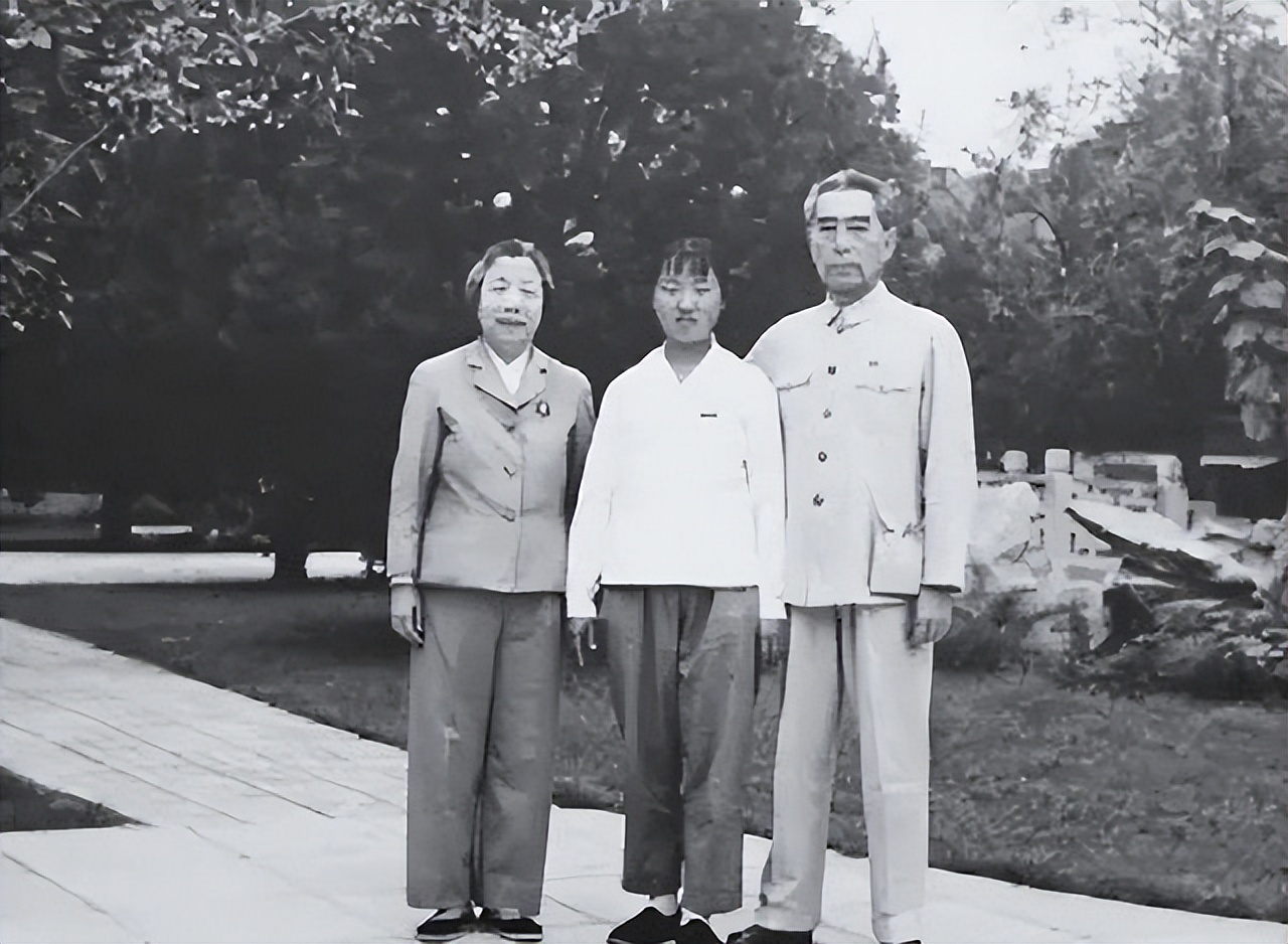 周总理去世前不断望向门口，护士疑问，后来才知他在等妻子*颖超邓**