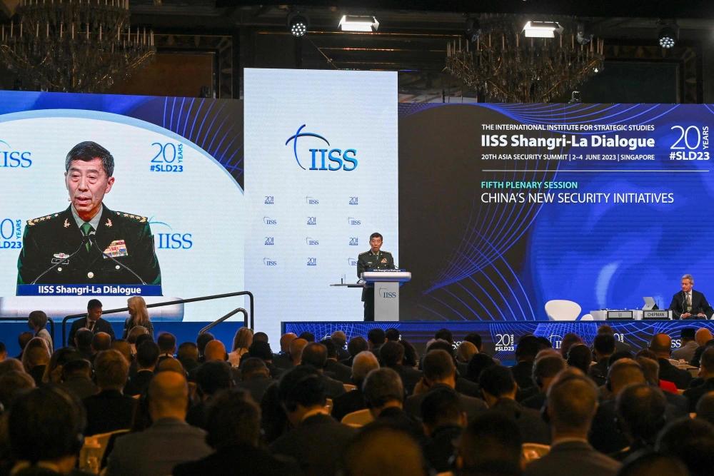 中国海军6艘登陆舰在南海军演,解放军万吨大驱舰艇编队演练