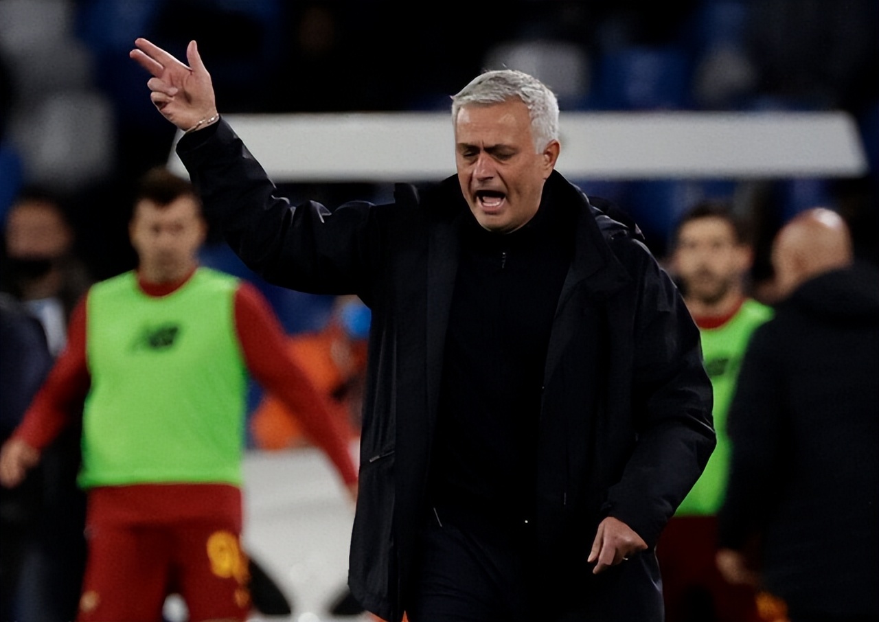 888不满穆里尼奥的言而无信，扎尼奥洛过掉门将，被直接抱摔在地