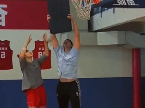 韩旭世界篮球最高殿堂定妆照，李月汝和男友甜蜜训练挥汗如雨