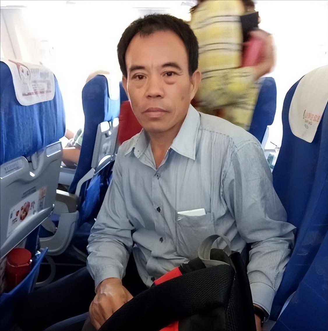 台湾“灵魂摆渡人”，放弃高薪工作，20年间自费送200位老兵回家