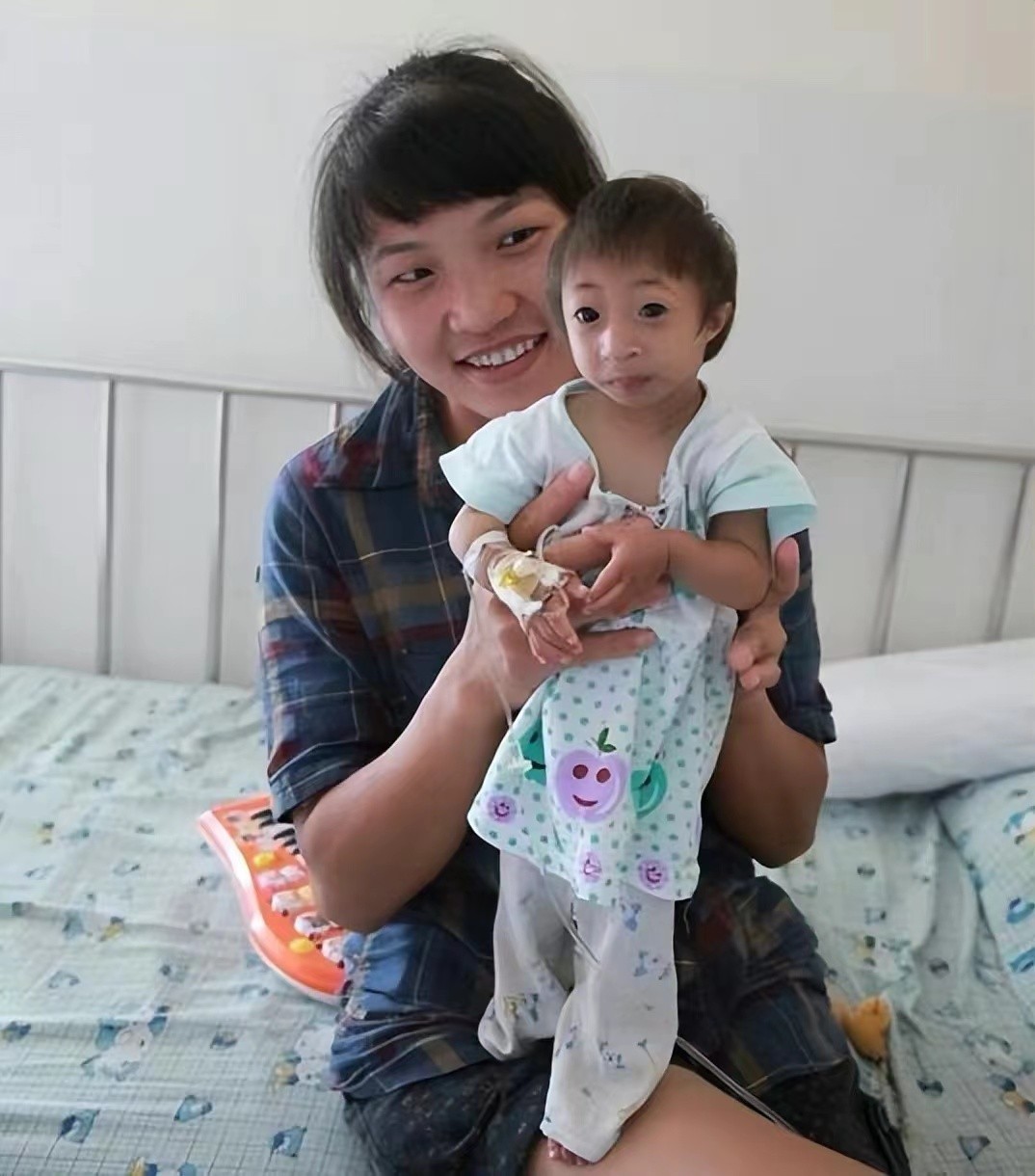 袖珍女孩梁小小出生日期,袖珍女孩梁小小现在长大的样子