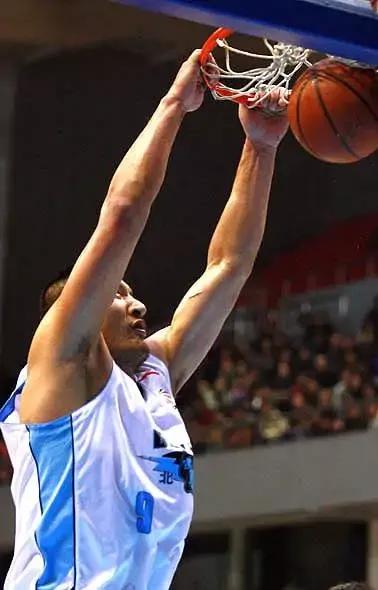 男篮三大中锋的爱情：姚明娶初恋，王治郅二婚，巴特尔娶二婚妻子