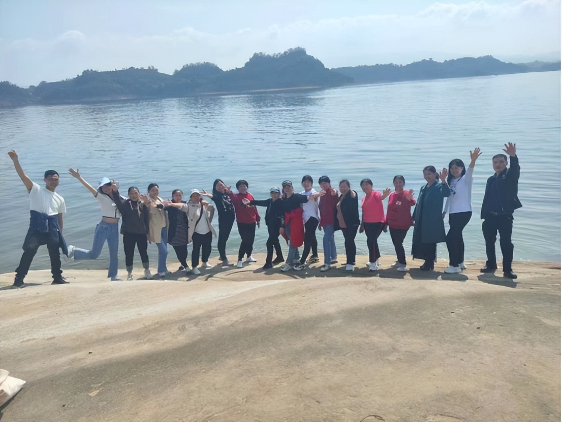 登歌乐山瞻仰革命先烈，游长寿湖欣赏春日风光