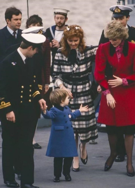 威廉和凯特在泰姬陵落泪视频,威廉怀念凯特年轻时