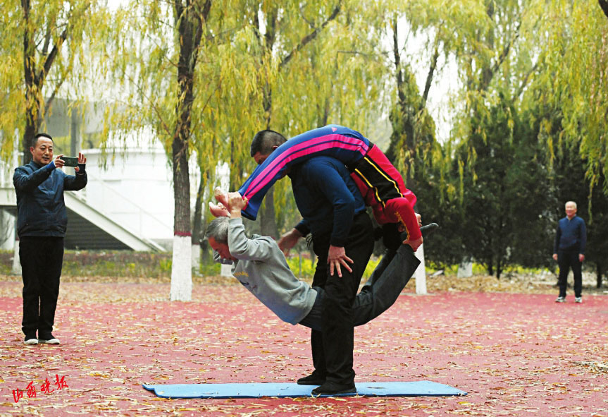 太原：“撸”杠花样多健身乐其中