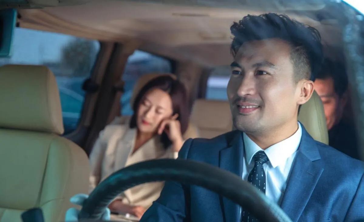 我帮女邻居联系一桩生意，她给了我50万，我用50万炒股赚了340万