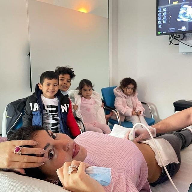 c罗晒全家福图片,C罗晒与大儿子合影