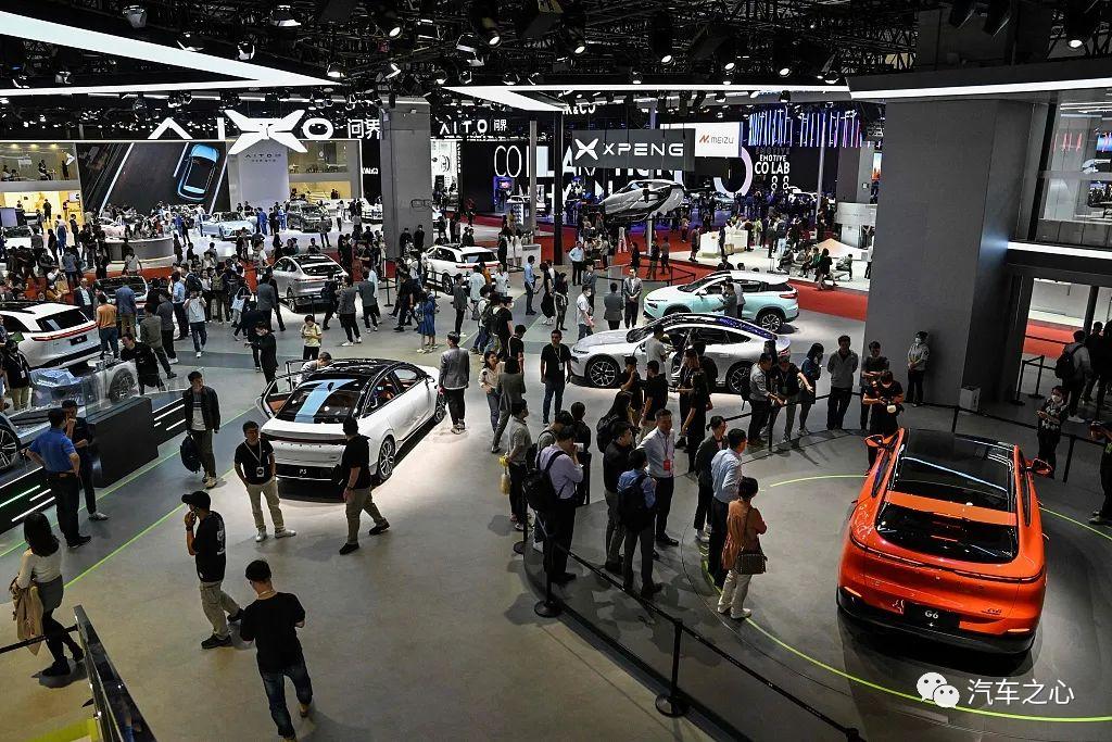 城市NOA百城行动、软件终身免费，一场关于智能驾驶的精彩纷呈