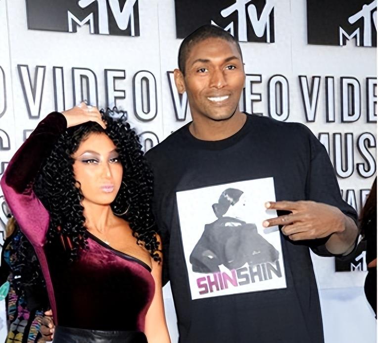 中国女歌手爱上外籍黑人，同居后被家暴至肛裂，如今40岁无人敢娶