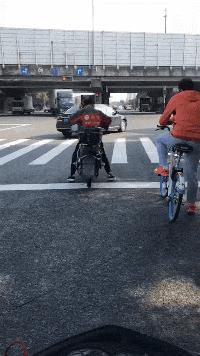 “姑娘，你知道衣服上的字是什么意思吗？”哈哈哈自信的姑娘最美