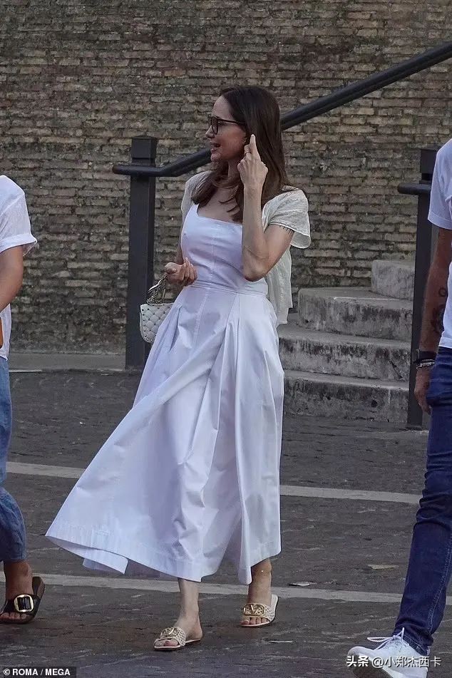 她随便穿条白裙子，就把半个好莱坞给比下去了