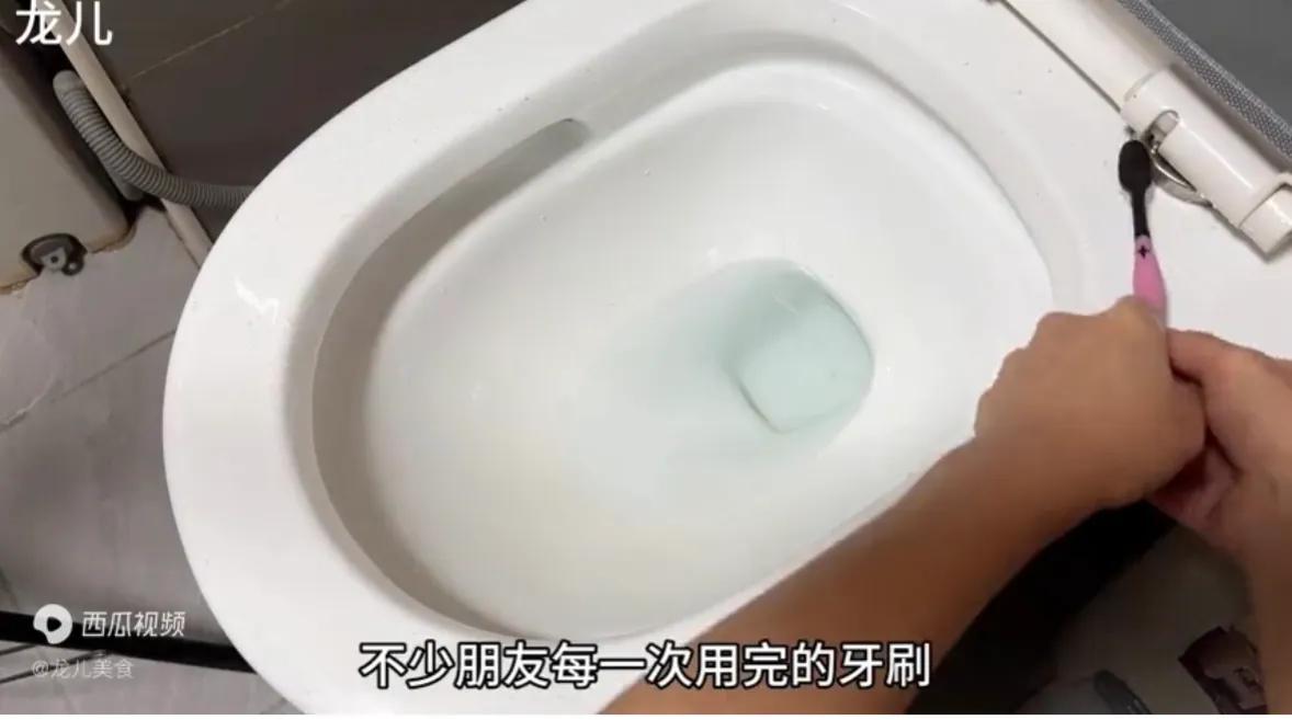马桶脏有黄渍厚厚一层怎样解决,马桶里面黄渍怎么去除