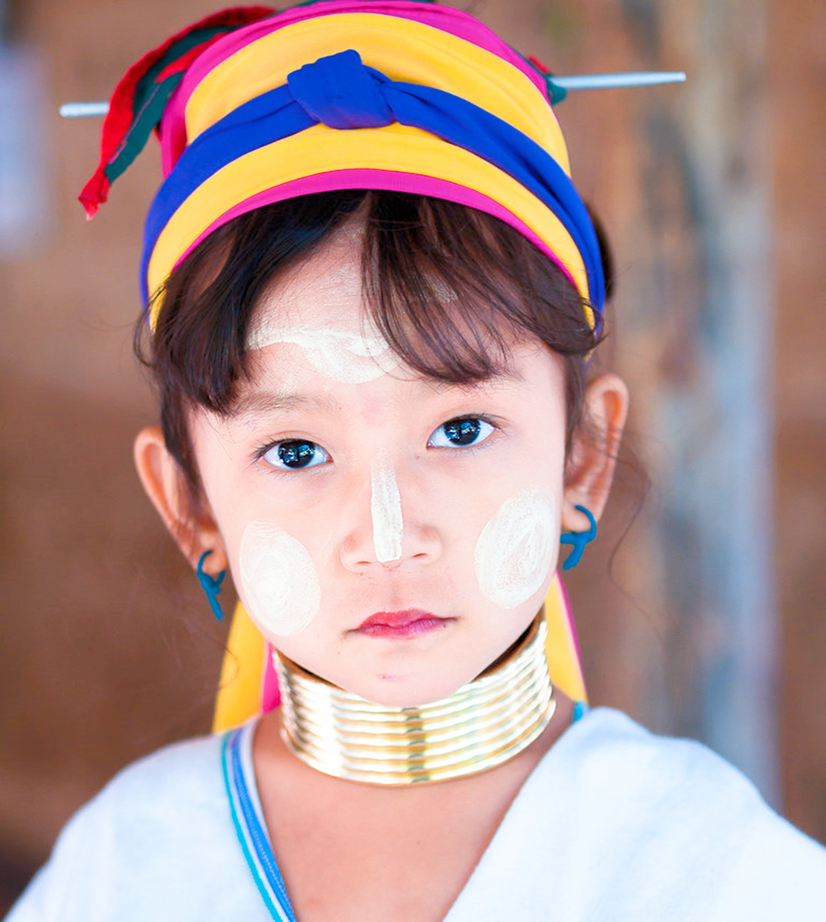 以脖子长为美的民族，脖子上戴满重铜环，一生只有3次机会取下