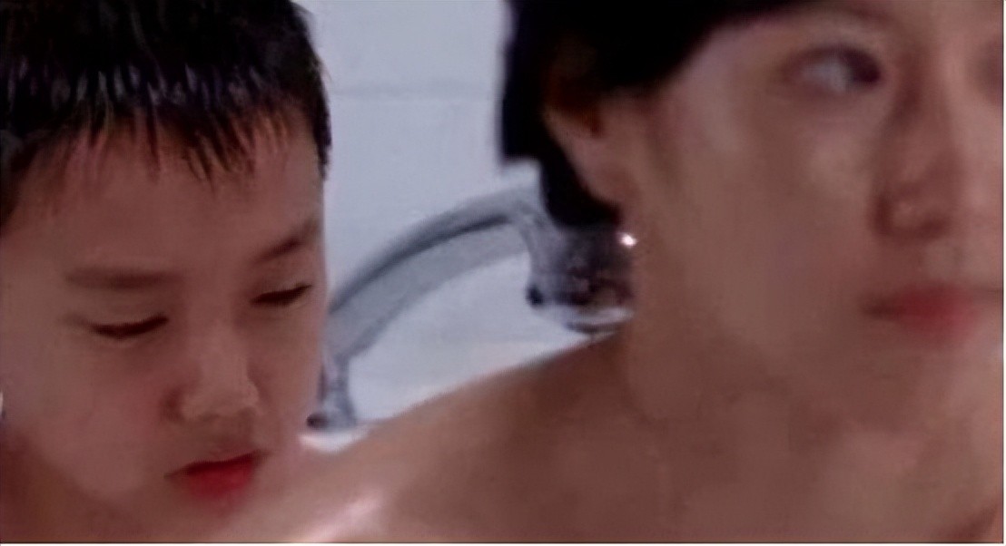 儿子帮妈妈按摩肩颈,儿子帮妈妈按摩背部