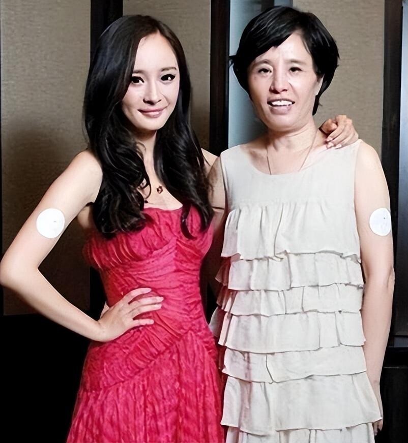 杨幂父母个人简介,杨幂爸爸妈妈资料照片曝光
