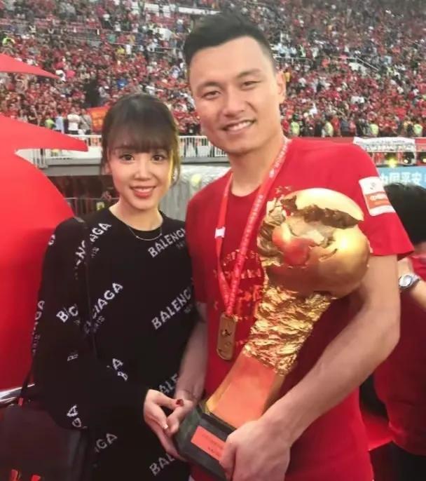 中国男足目前该批评还是鼓励,中国男足为什么被吐槽