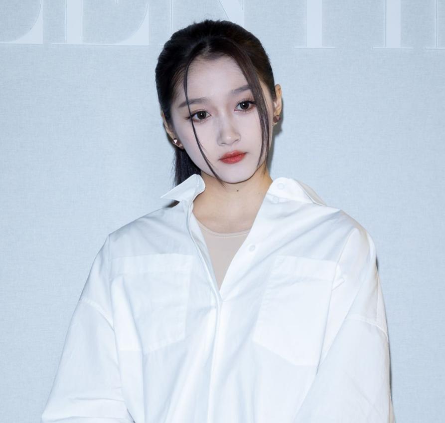 关晓彤最新照片女人味十足,关晓彤精修机场生图半身造型