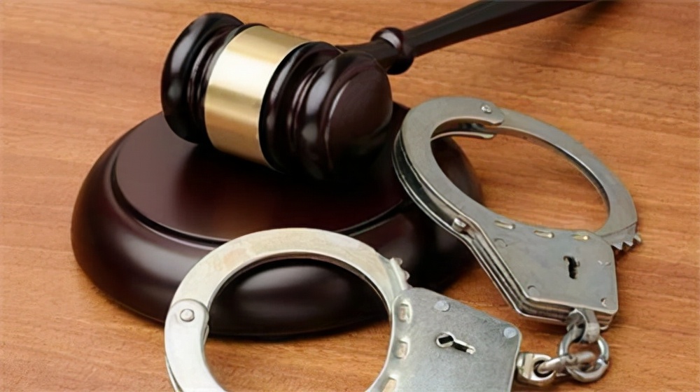 河北西瓜血案始末：1个坏西瓜索赔1万！超市员工捅死老两口后自杀