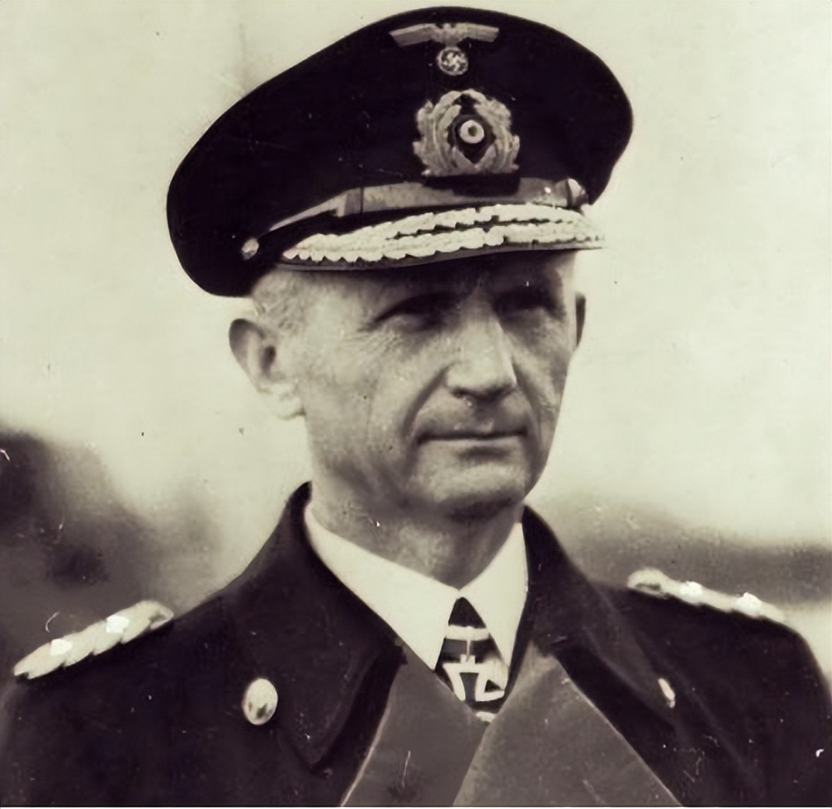 卡尔邓尼茨狼群视频,大西洋战役邓尼茨