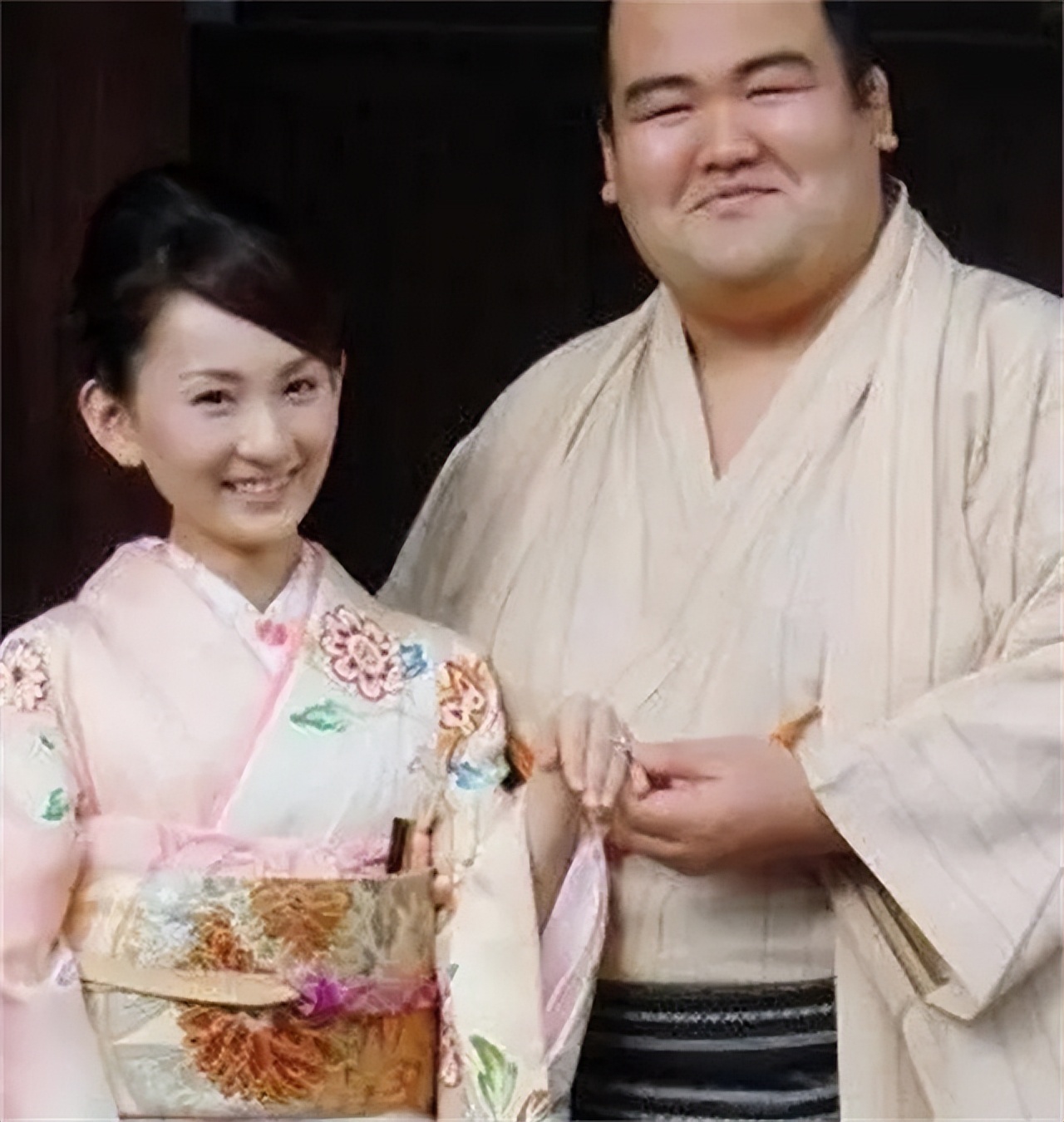 日本女人为什么想嫁给相扑手,日本女人和相扑手的结婚照
