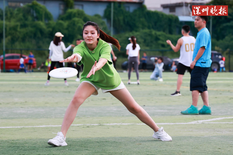 穿棉背心+休闲裤就能上场，飞盘是深圳体育消费下一个巨星？