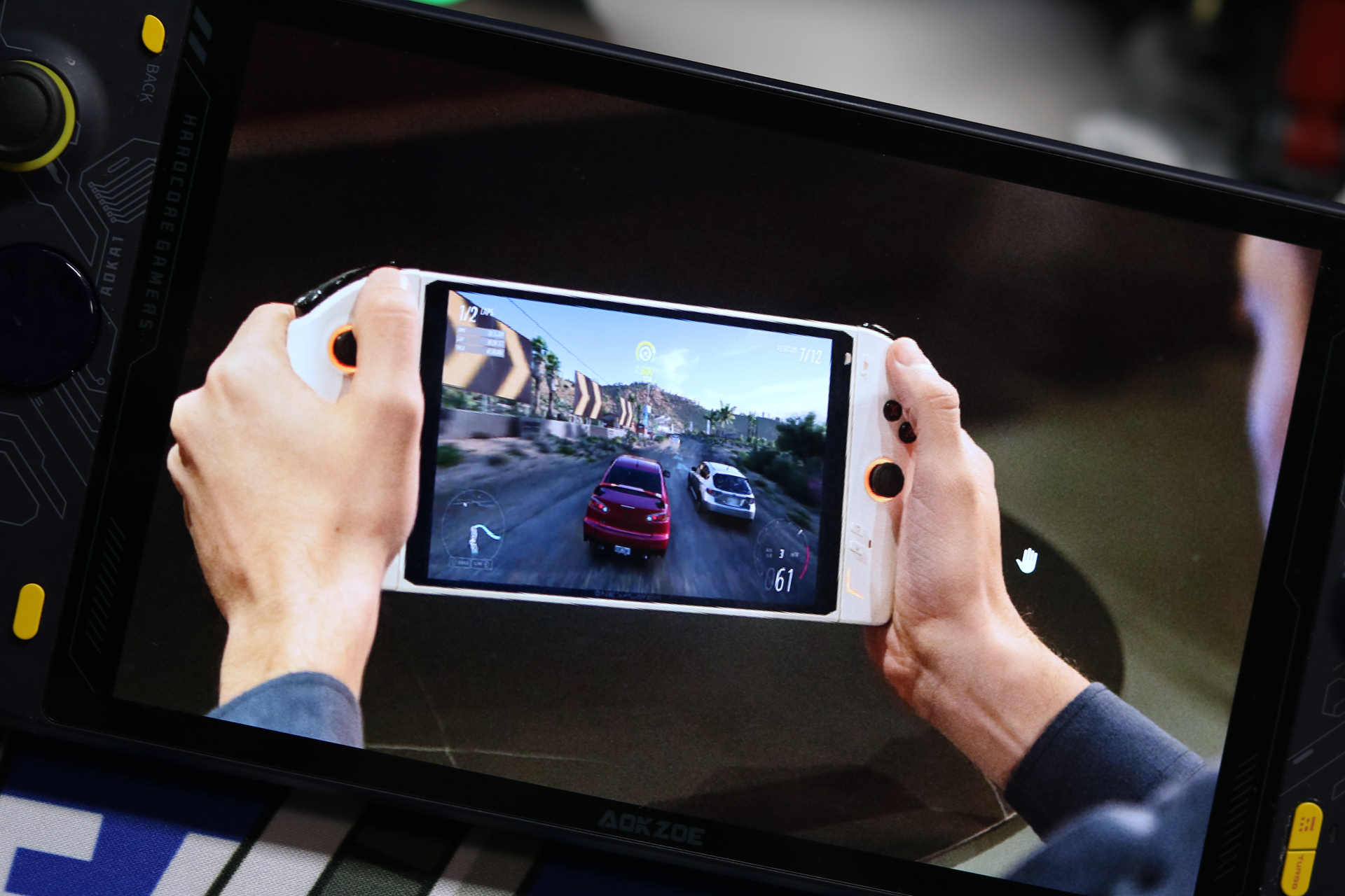 开启PC掌机新纪元，OneXPlayer二代，采用分离式手柄8.4英寸大屏