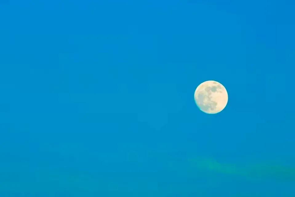 朝辞白帝彩云间中的白帝城指,早发白帝城和朝辞白帝彩云间