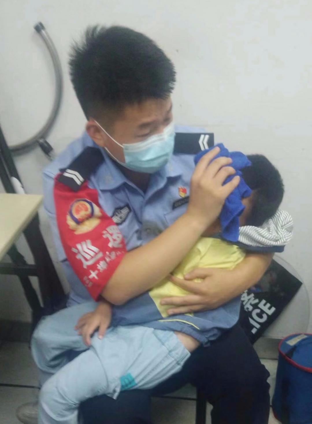 地铁拍到的一幕,网友地铁拍下心酸一幕