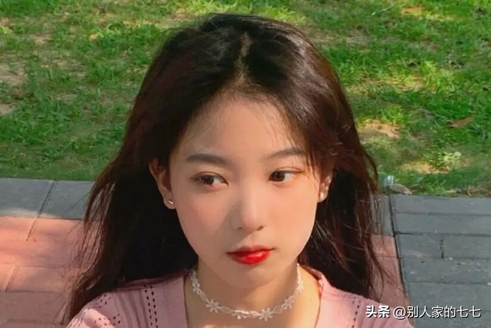 女人暗恋你才会有这5个行为表现,女人暗恋你的10种信号