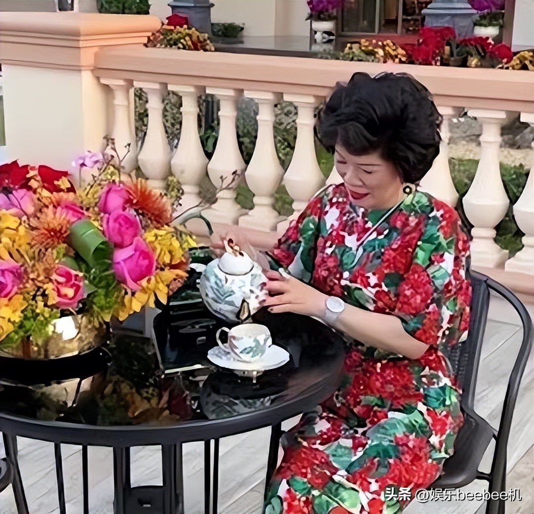 “全网第一富婆”鲍鱼家姐，豪宅堪比豪华宫殿，她究竟有什么来头